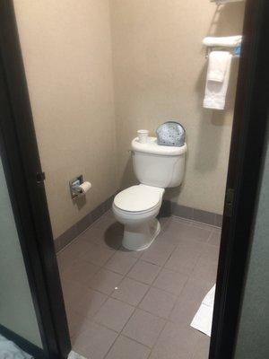 Rest of the small bathroom