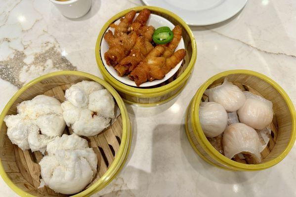 Chicken feet, steamed pork dumplings and hargow