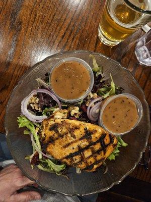 Spring salad without feta - with salmon and balsamic vinaigrette