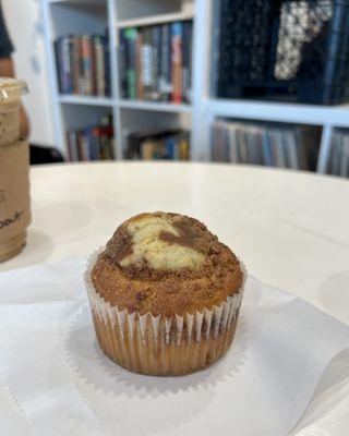 Cinnamon crumb muffin (warmed)