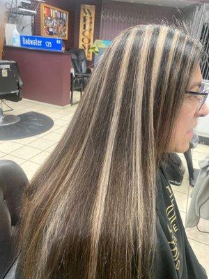 Color café oscuro con mechas claras excelente para disimular cana me encanto gracias