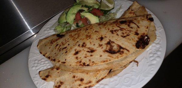 Almuerzo $6 con soda quesadillas huitlacoche, flor de calabaza, asada, chorizos, pollo,pastor,champiñón, nopal,,,, muy rico todo .