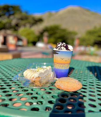 My haul: Toasted Marshmallow Mocha, California Lime Pie slice and a snickerdoodle - all delicious!