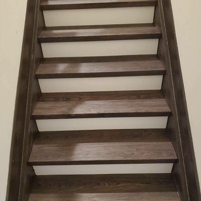 Coffe Oak
Square step / white riser
100 % waterproof spc
20 mills