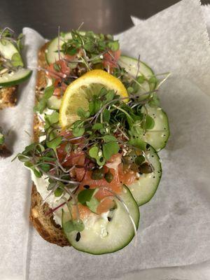 Smoke salmon toast