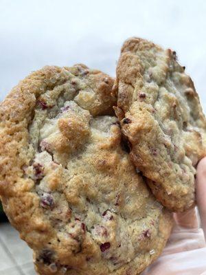 Berry white chocolate cookie