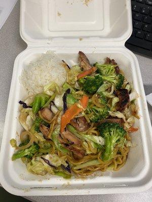 Chicken vegetable yakisoba