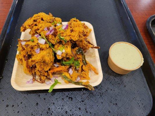 A plate of mixed veg pakora/fritters ($9)