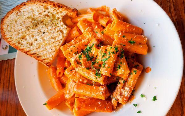 Rigatoni with chicken in Vodka cream sauce