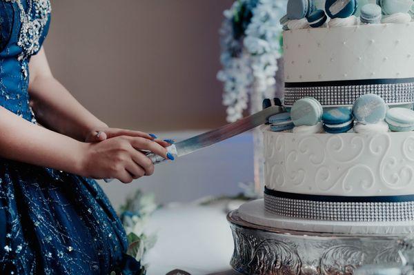 Cutting the gorgeous cake.