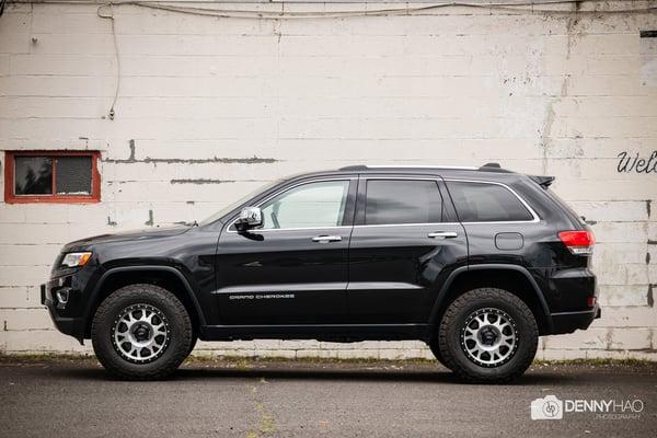 2014 Jeep Grand Cherokee Limited V8 Hemi 4x4 with a 3 inch lift on 33" tires. Thanks Trendsetters!