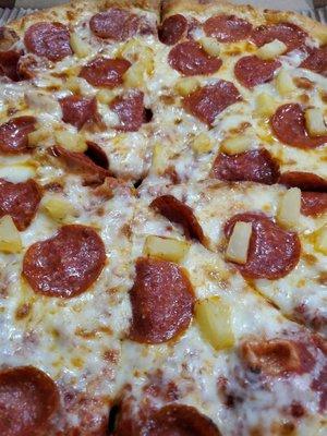 Large pizza 8 slices - pepperoni and pineapple