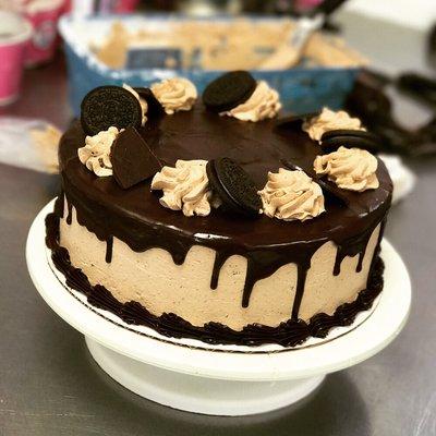 Delicious ice cream cake with Oreos and chocolate