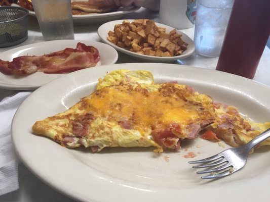 Omelet with home fries and bacon