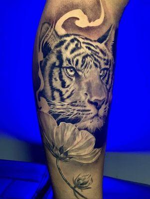 Black and grey Leg piece