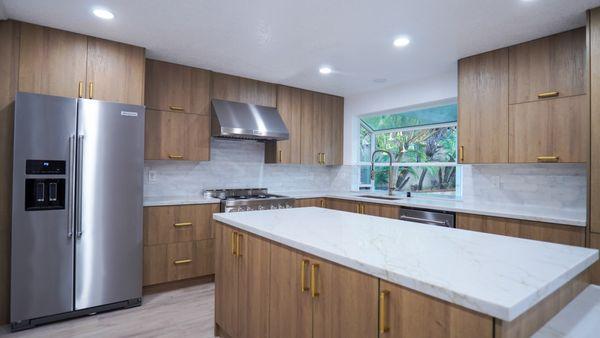 MODERN KITCHEN, KITCHEN ISLAND, PULL-DOWN KITCHEN FAUCET.