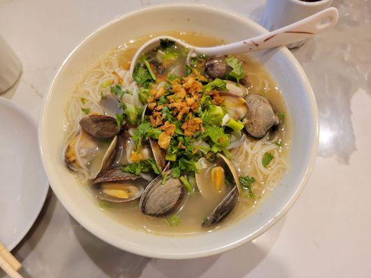 Clam rice noodle soup