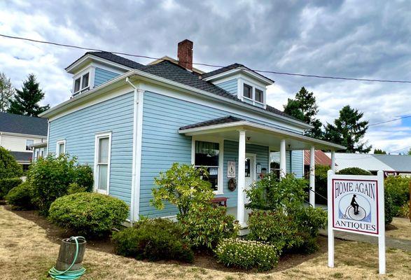 One of the many antique shops along Main Street (Home Again Antiques)