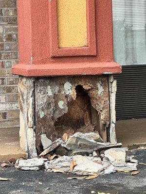 One of the columns outside with dry rot. This made us nervous staying on the second floor.