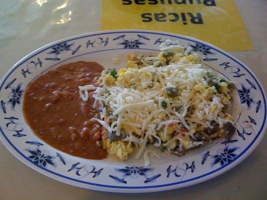 Huevos con nopales a la mexicana con queso blanco