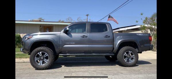 4inch lift Tacoma 6112 with 33 inch bf mud and maxtrac spindle