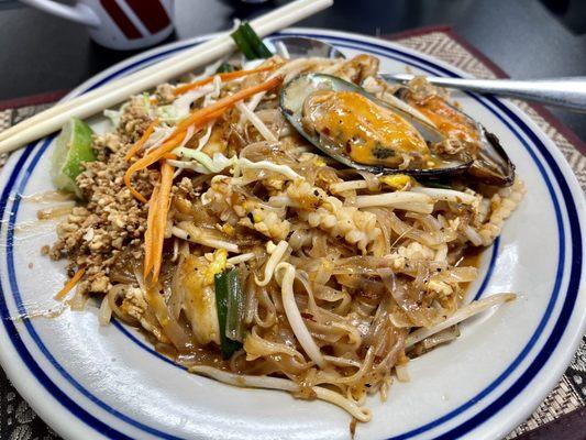 39. Pad Thai with mixed seafood