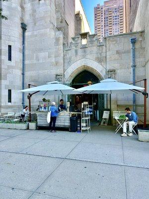 We stopped at the Bluestone Lane Cafe on 5th Ave for a lovely lunch during our bike ride !