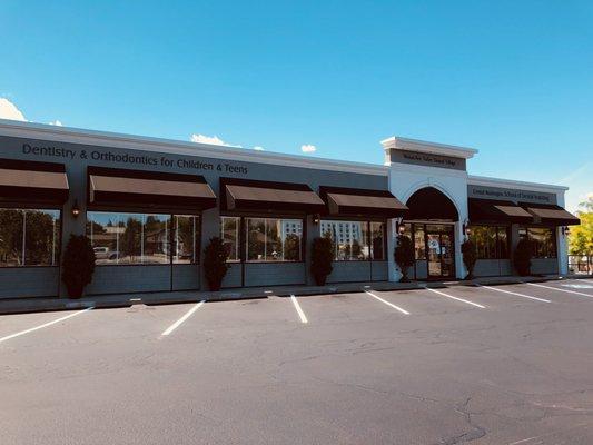 Beautiful Wenatchee sunny day and just after we had our entire parking lot refinished.  Some come on in, visit and stay for a smile!