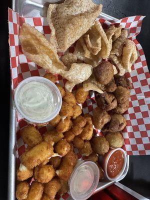 Pappys sampler- Cheese curds, Pork rinds and fried mushrooms.