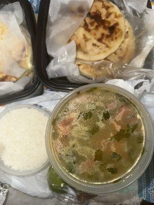 Sopa de pollo, pupusas de queso