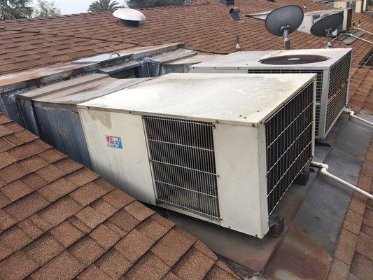 Old heat pump package unit about to be replaced in Altadena.