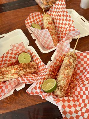 Elote preparado con Hot Cheetos