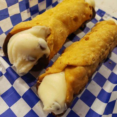 Cannollis w/o powder sugar. Shells predipped chocolate on the bottom but fresh. Filling has choco chips. I prefer plain w/ a hint of lemon.