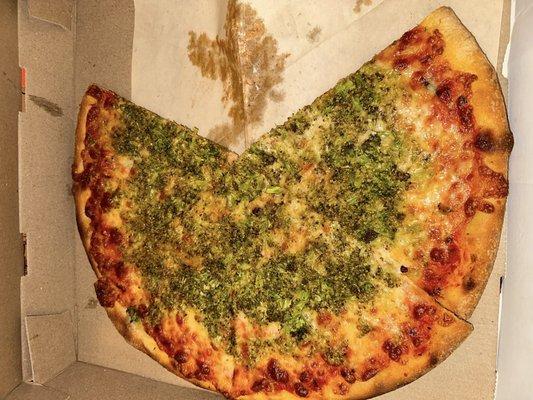 Medium pizza with broccoli