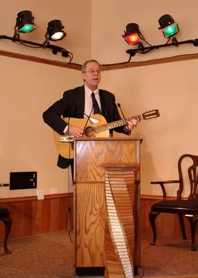 Chicago Tribune columnist and blogger Eric Zorn speaking and singing at the Ethical Humanist Society of Chicago