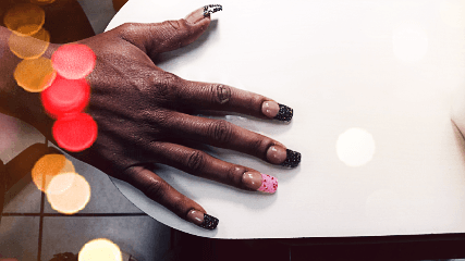 I like her nails. Will have the exact style next time I visit.