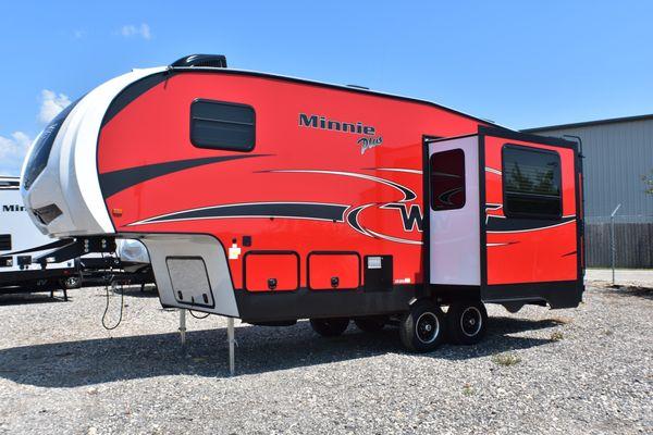 Winnebago Minnie Plus 25RKS Fifth Wheel at RV Land