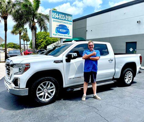 Another happy buyer at #RightChoiceAutoSales in Pompano Beach, FL! Kelly drove from Jacksonville to buy this like-new 2021 GMC Sierra 4x4!