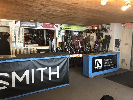 Our rental shop offers skis from Dynastar, Rossignol, K2 and Armada. Snowboards by Rome.