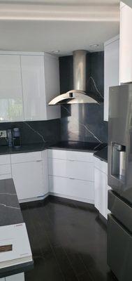 White gloss acrylic kitchen 2