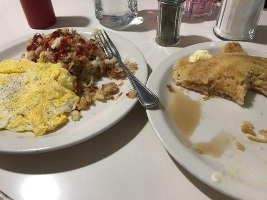 I ordered a short stack with a side of hash browns and eggs. They taste pretty good.