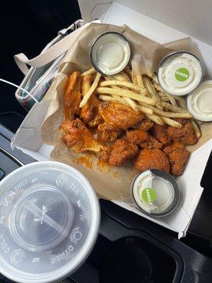 Boneless and traditional wing combo with sauce and a sweet tea