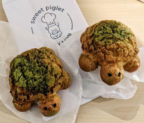 Would you just look at these baby turtles that are matcha cream puffs?!?!! Toooo cute!!!!