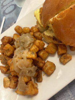 Seasoned potatoes with caramelized onions