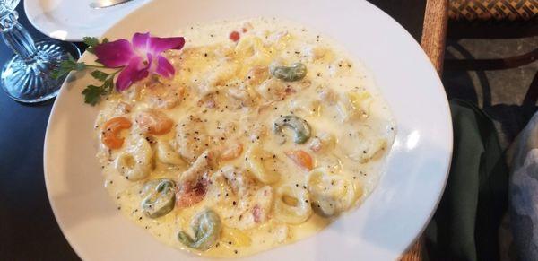 Tortellini on special was amazing.  The flavor was very good and it should be on their regular menu.