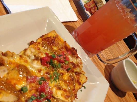 Flatbread chicken chipotle with strawberry lemonade