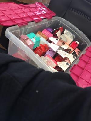 They have you choose a nail color from the side of the box, no gel color samples