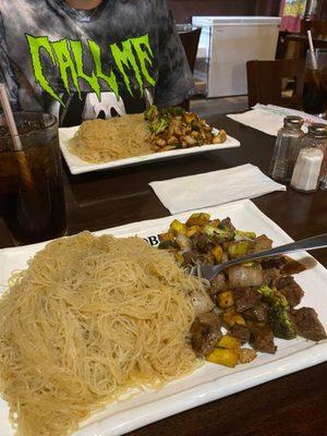 Rice noodles, beef and rice noodles, chicken.