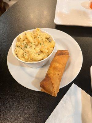 Macaroni and a crab cake egg roll (10/10)