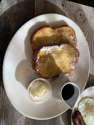 French toast (sweet brioche batter dipped, grilled & dusted with powdered sugar)